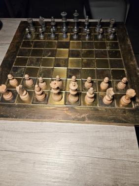 Prachtig groot antiek schaakspel met metalen bord...