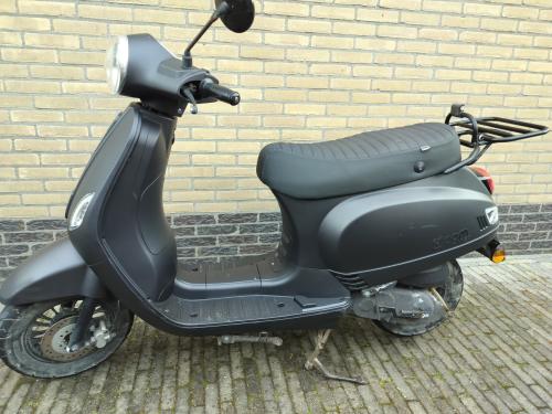 Matzwarte scooter AGM VX50