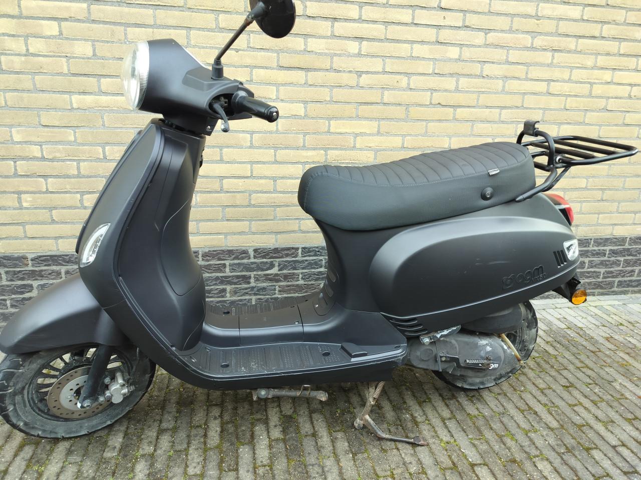 Matzwarte scooter AGM VX50