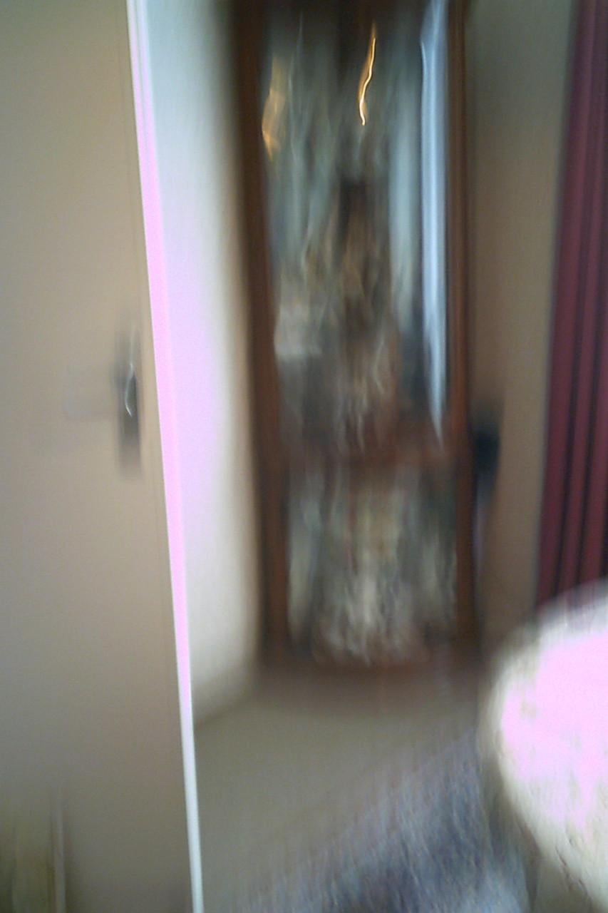 HOEKVITRINE in ronde vorm MET spiegelwanden en dubbele verlichting.