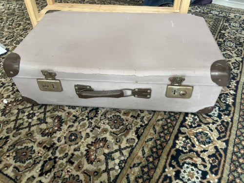 Oude brocante koffer paars geverfd