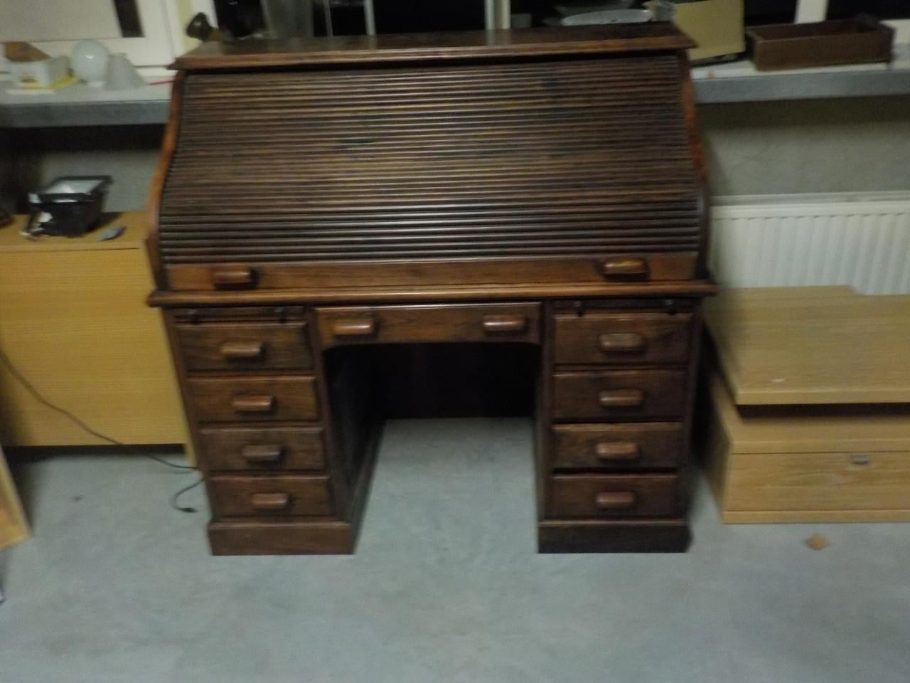 Mooie kwaliteit massief eiken bureau in zeer goede staat met vele laden