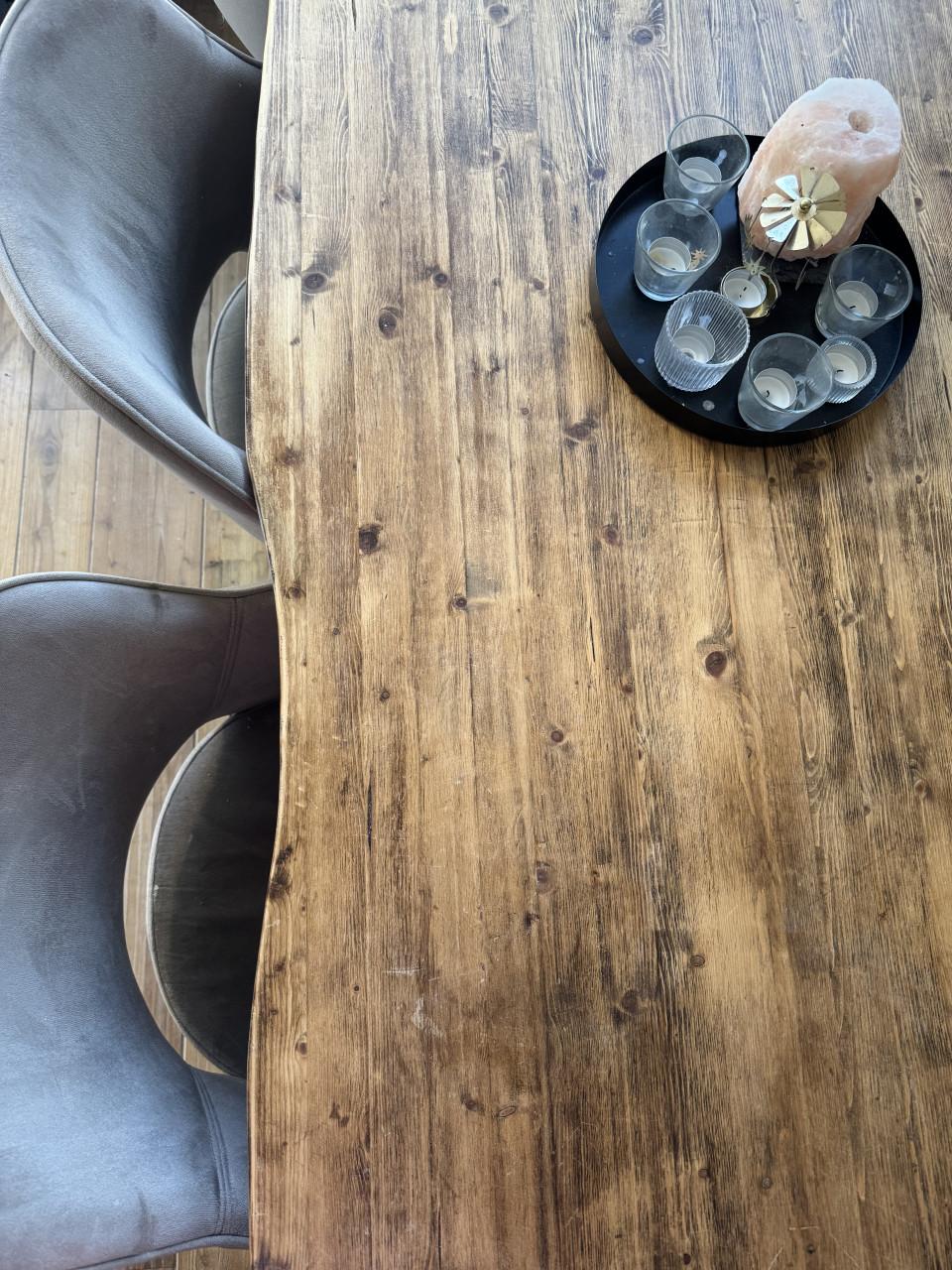 Robuuste eettafel met metalen poot