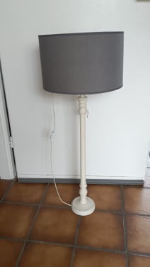 Mooie staande schemerlamp. Hoogte 90 cm. Doorsnede kap 35,5 cm.Kap is grijs