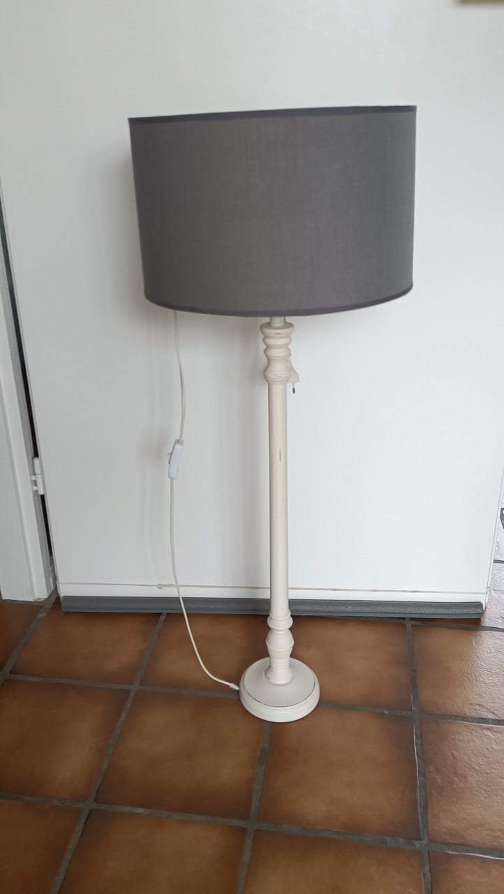 Mooie staande schemerlamp. Hoogte 90 cm. Doorsnede kap 35,5 cm.Kap is grijs