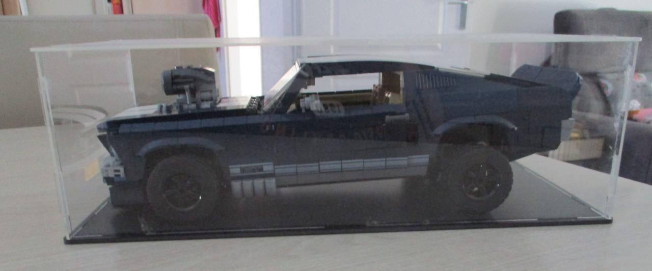 2x Ford Mustang  500GT    in mooie vitrine   (technic lego)
