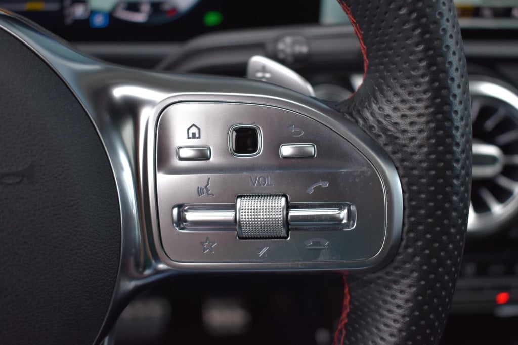Mercedes-Benz A-Klasse 180 amg night | sfeerverlichting | panoramadak | app