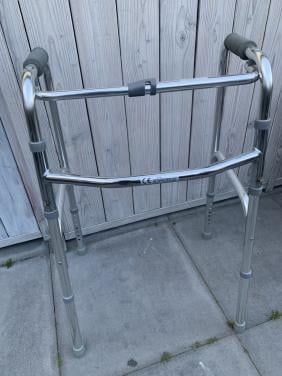 Verstelbare looprek gemaakt van lichtgewicht aluminium,