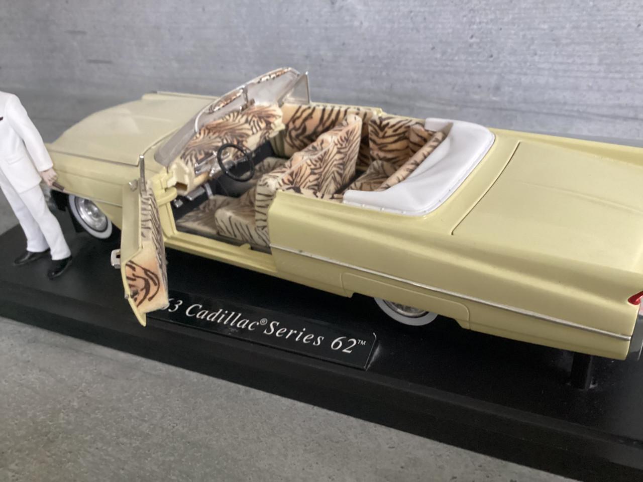 SCARFACE 1963 CADILLAC SERIE 62. SCHAAL. 1:18