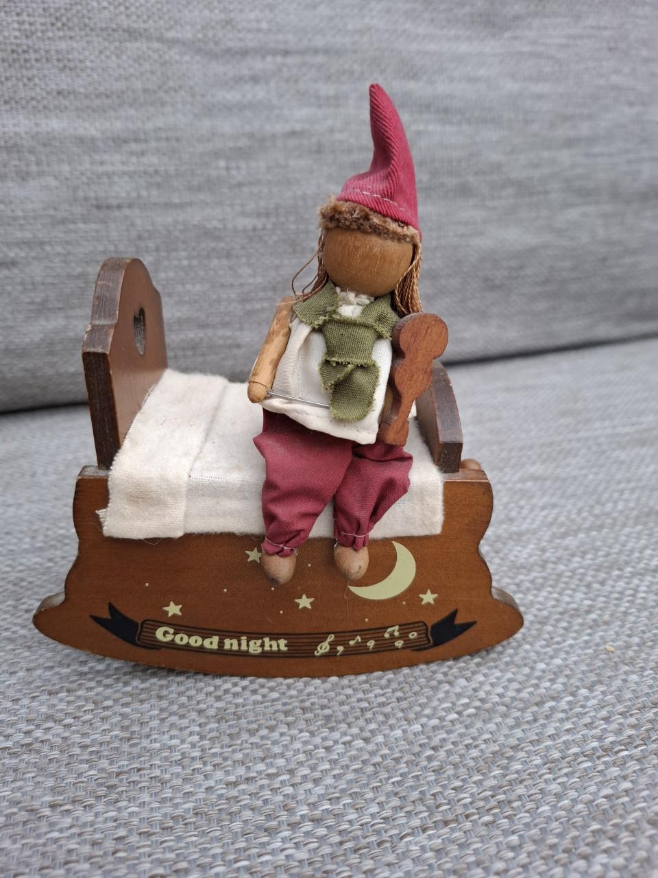 Vintage Muziekdoosje met Kabouter op Schommelbedje