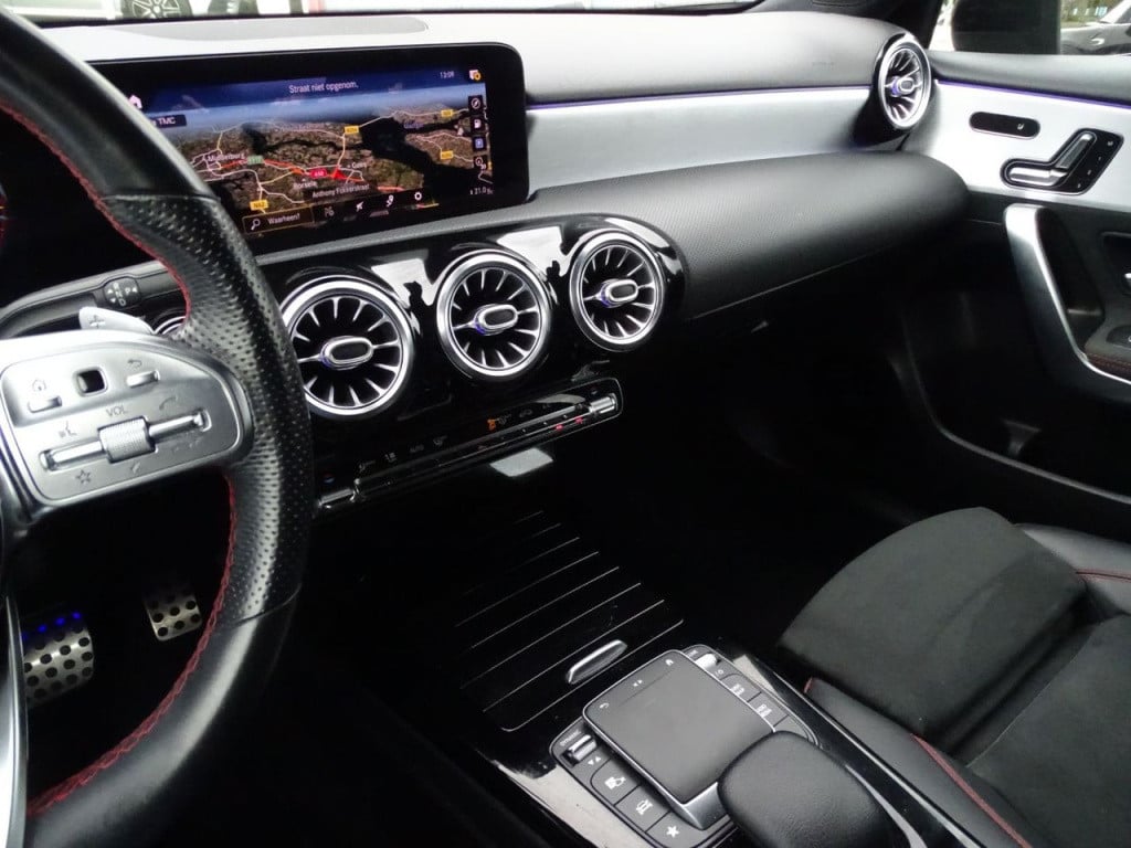 Mercedes-Benz A-Klasse 180 business solution amg | pano | led | el trekhaak