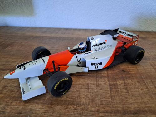 Minichamps van de McLaren Mercedes MP4/10 #8, bestuurd door Mika Häkkinen