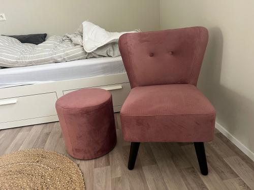 Suede, roze poef en stoeltje set