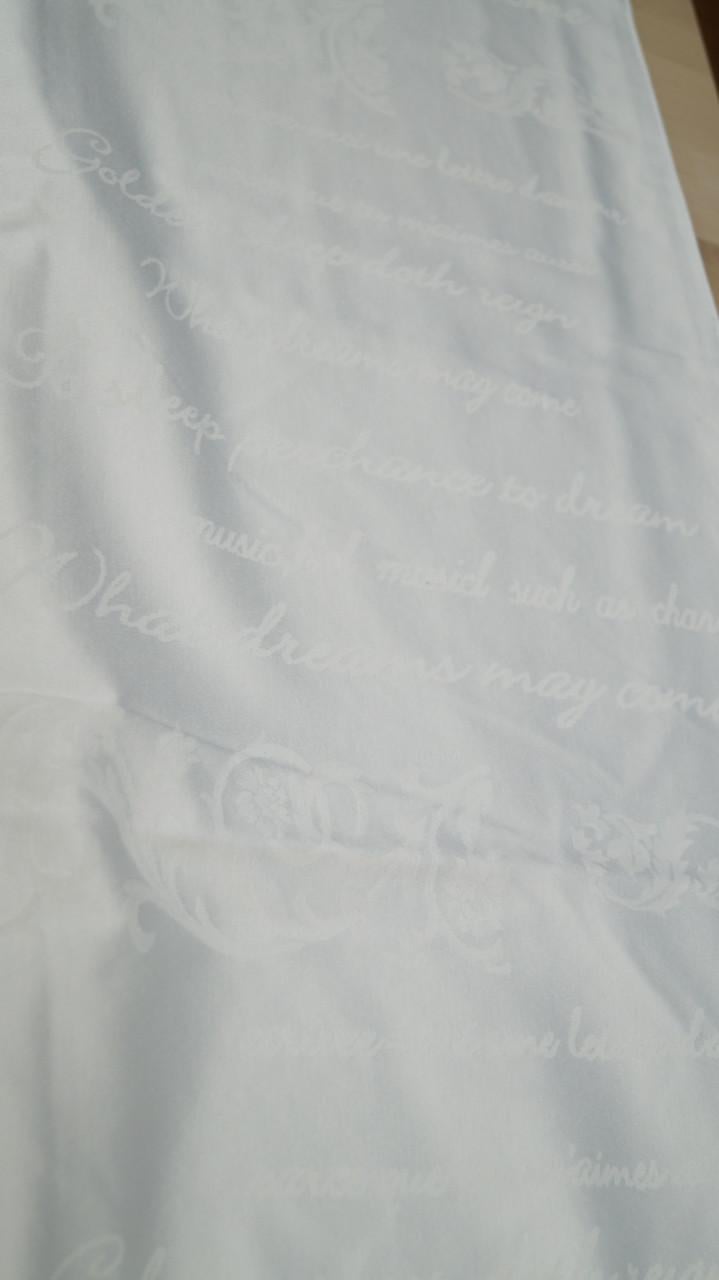 Dekbed overtrek gebroken wit met ingeweven tekst en patronen 220 x 240 cm.