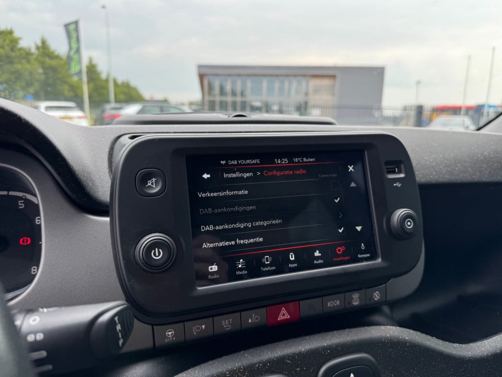 Fiat Panda 1.0 hybrid cross * stoel + voorruit verwarming * airco * bluetoo