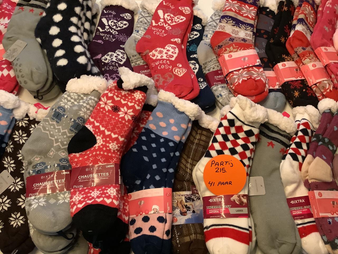 Partij super leuke fluffy huissokken. ( partij 215)