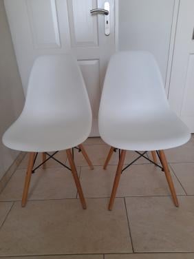 2 mooie stoelen (z.g.a.n.)