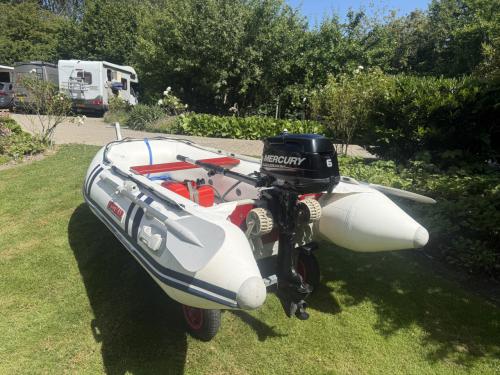 Rubberboot 265 l. Met buitenboordmotor 6 pk en strandtrailer