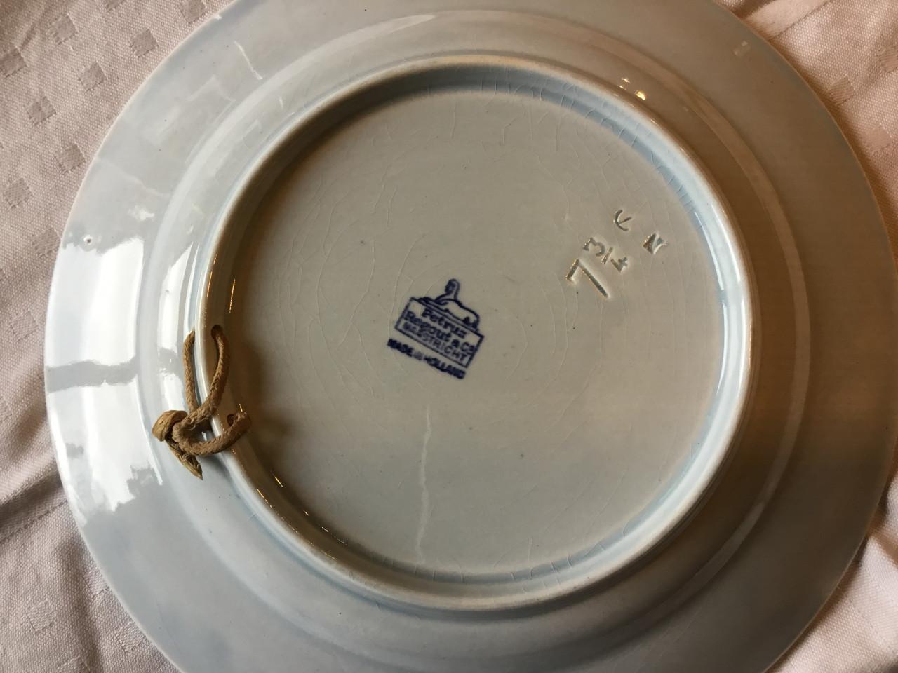 Petrus Regout keramieken schotel, diameter 20,5 cm