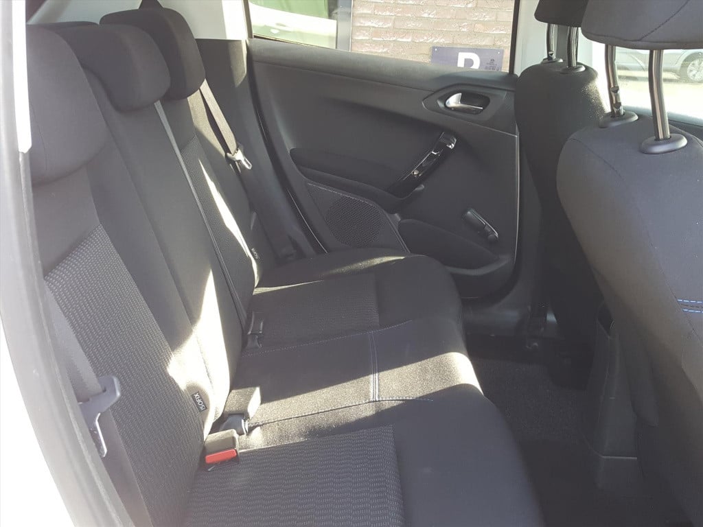 Peugeot 208 1.2 puretech 82pk signature navigatie | apple carplay & android