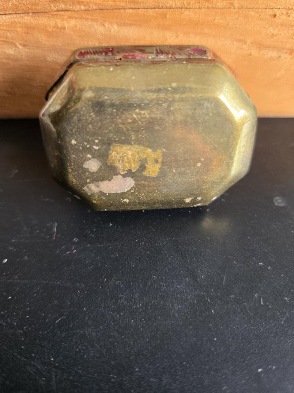 Oude pillendoos van messing of koper met florale decoratie. 4.5x3.4x1.5 cm