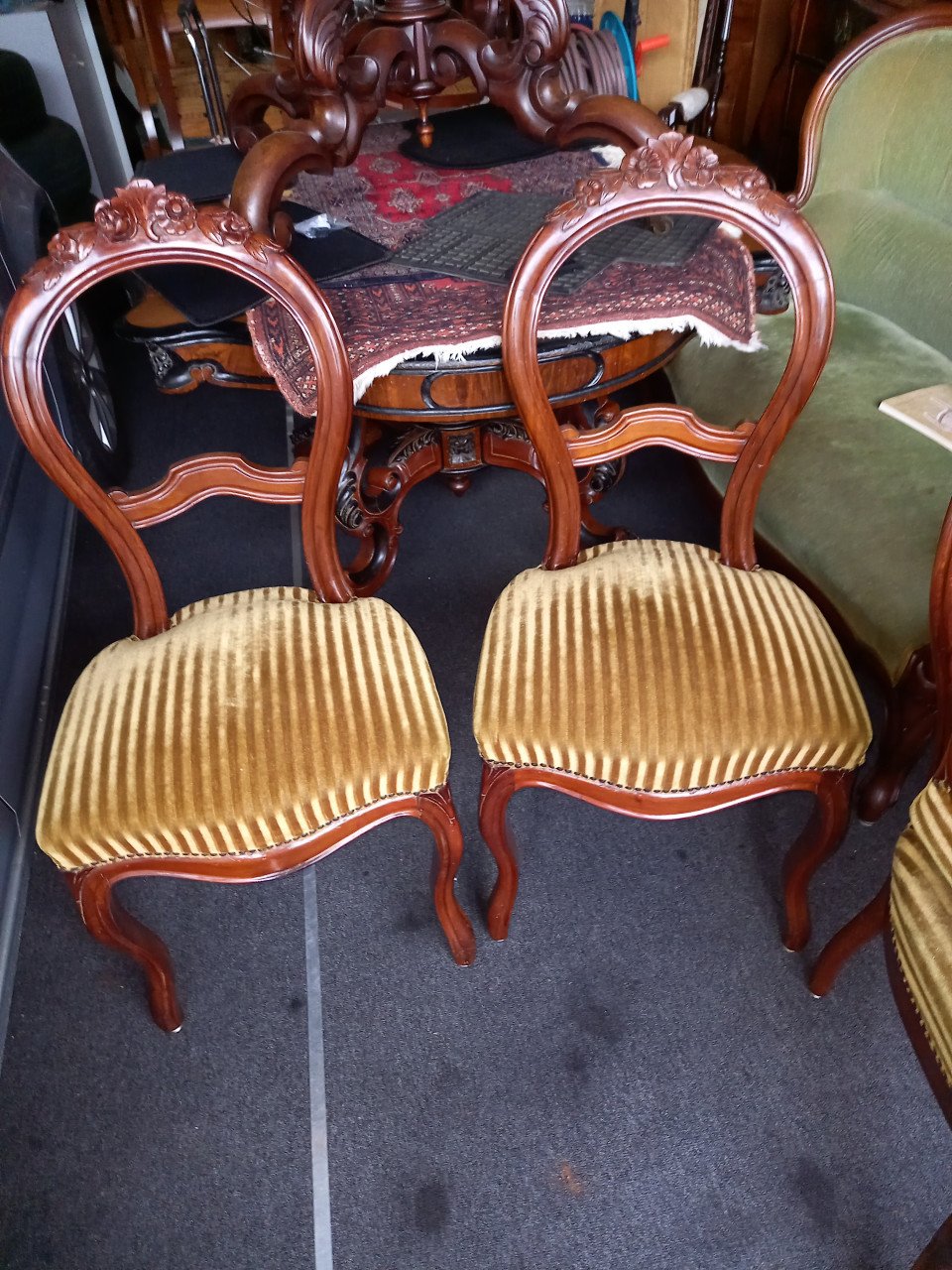 Div. oude stoelen en andere te koop