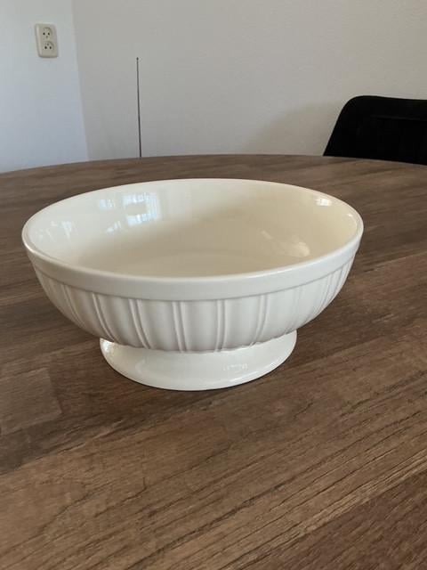 NIEUW: 2 prachtige, porseleinen DEKSCHALEN Queen's Garden