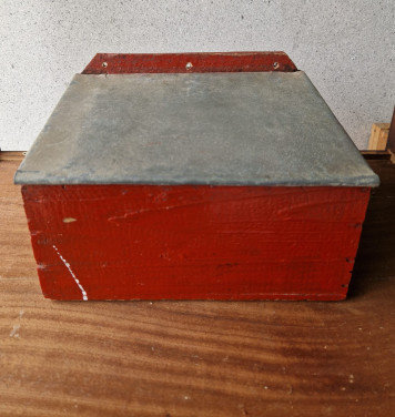 Oud houten kistje bakje - zinken(?) deksel 1963