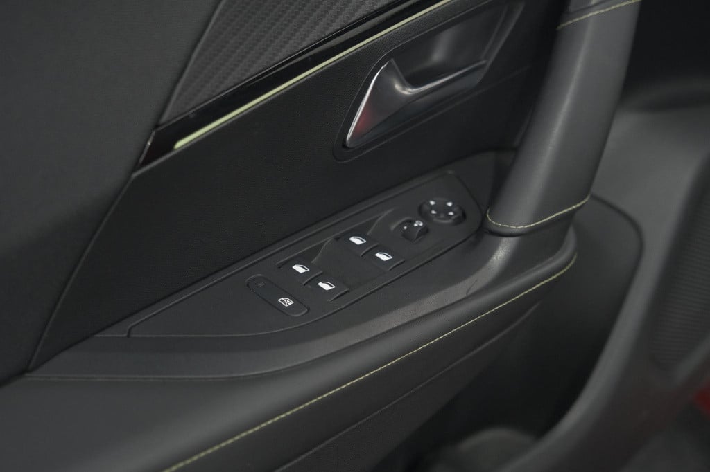 Peugeot 2008 puretech 130 gt-line | trekhaak | camera | apple carplay | par