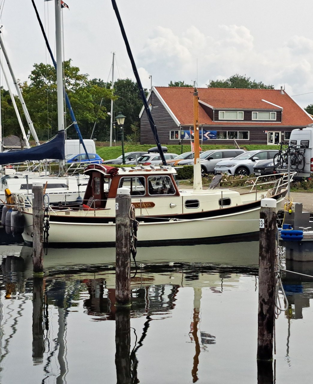 Klassieke motorsailer, ontwerp De Vries Lentsch