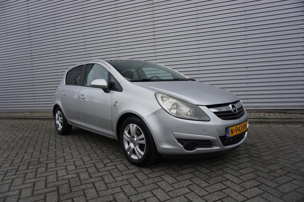 Opel Corsa 1.4-16v airco / navi / cruise / stoelverw. / parkeers. / elektr.