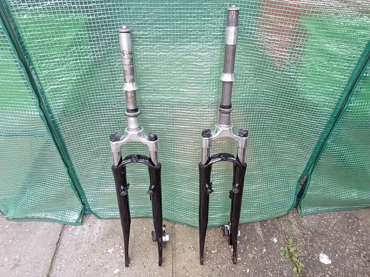 2 STUKS  A-HEAD geveerde voorvork met remtang