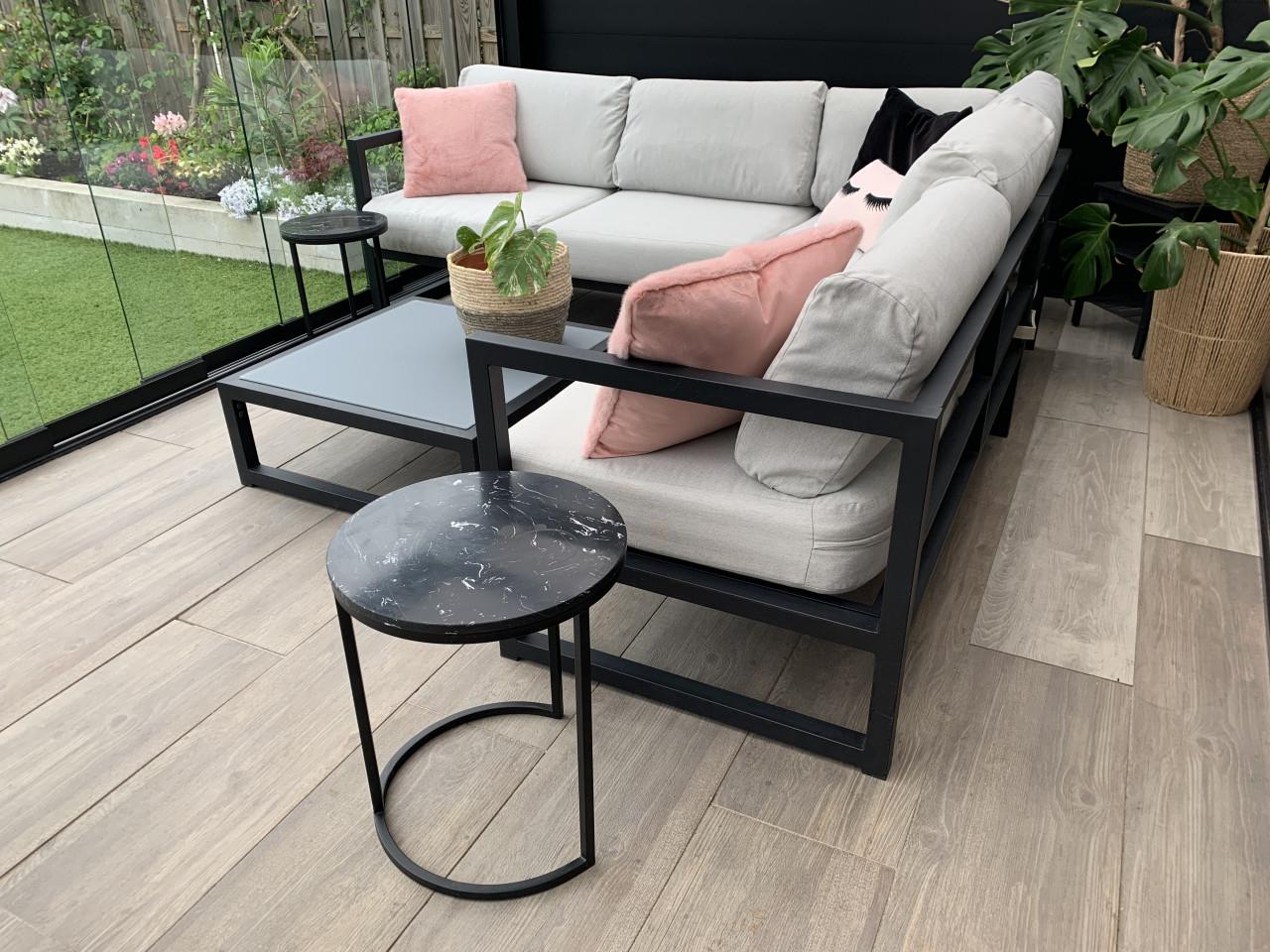 Zwart aluminium loungeset, met kussens en tafel.