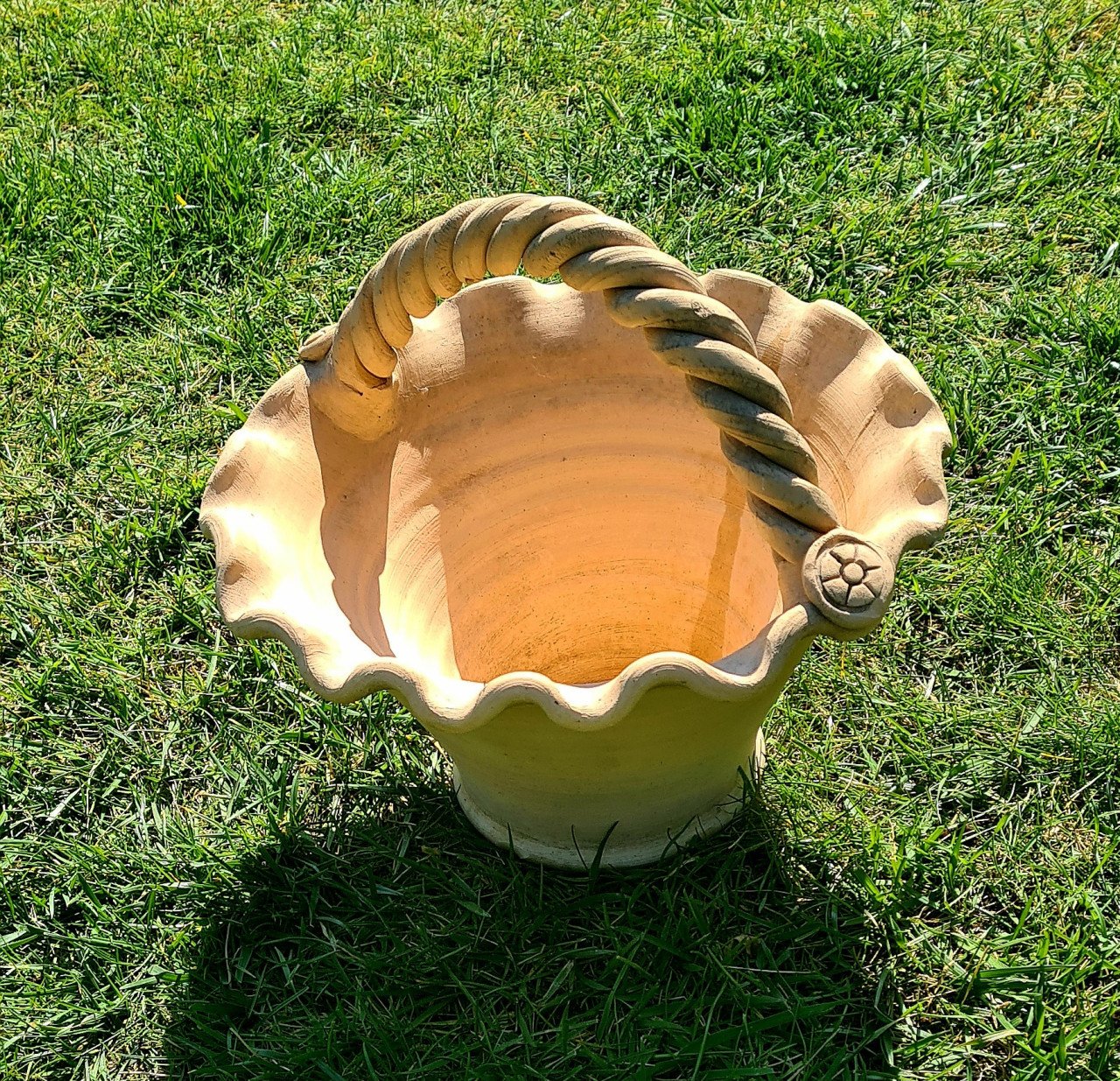 Mooie terracotta bloempot in de vorm van een mand