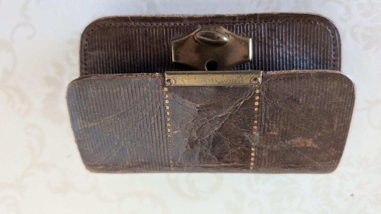 Antieke Leren Accordeon Portemonnee / Postzegelbeurs met Klem (ca. 1910)