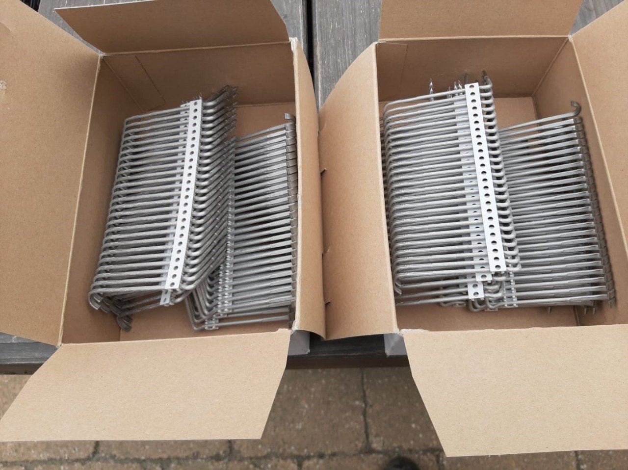 Te koop 2 dozen nieuwe rvs dakpan haken