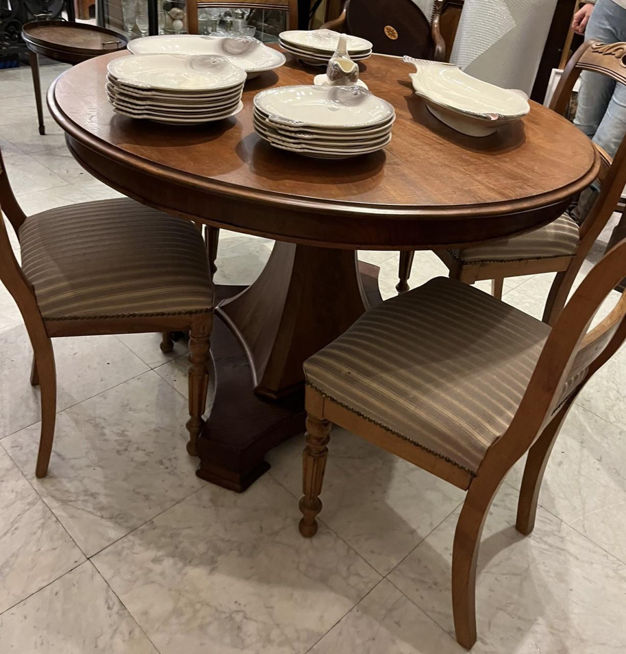 Antieke eettafel met 4 stoelen