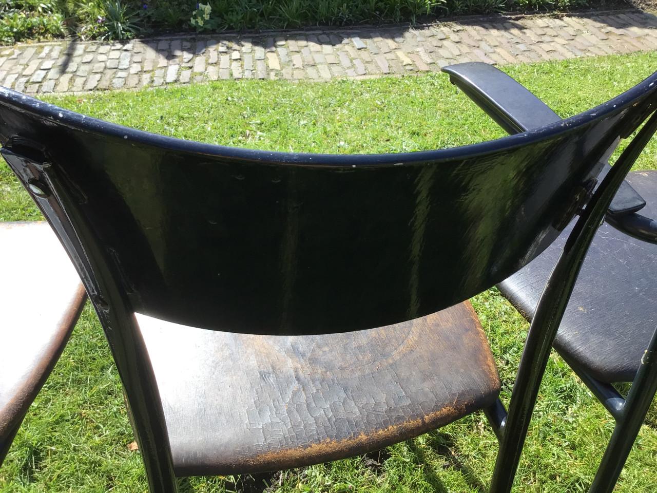 Vintage stoelen die wat zorg en liefde nodig hebben