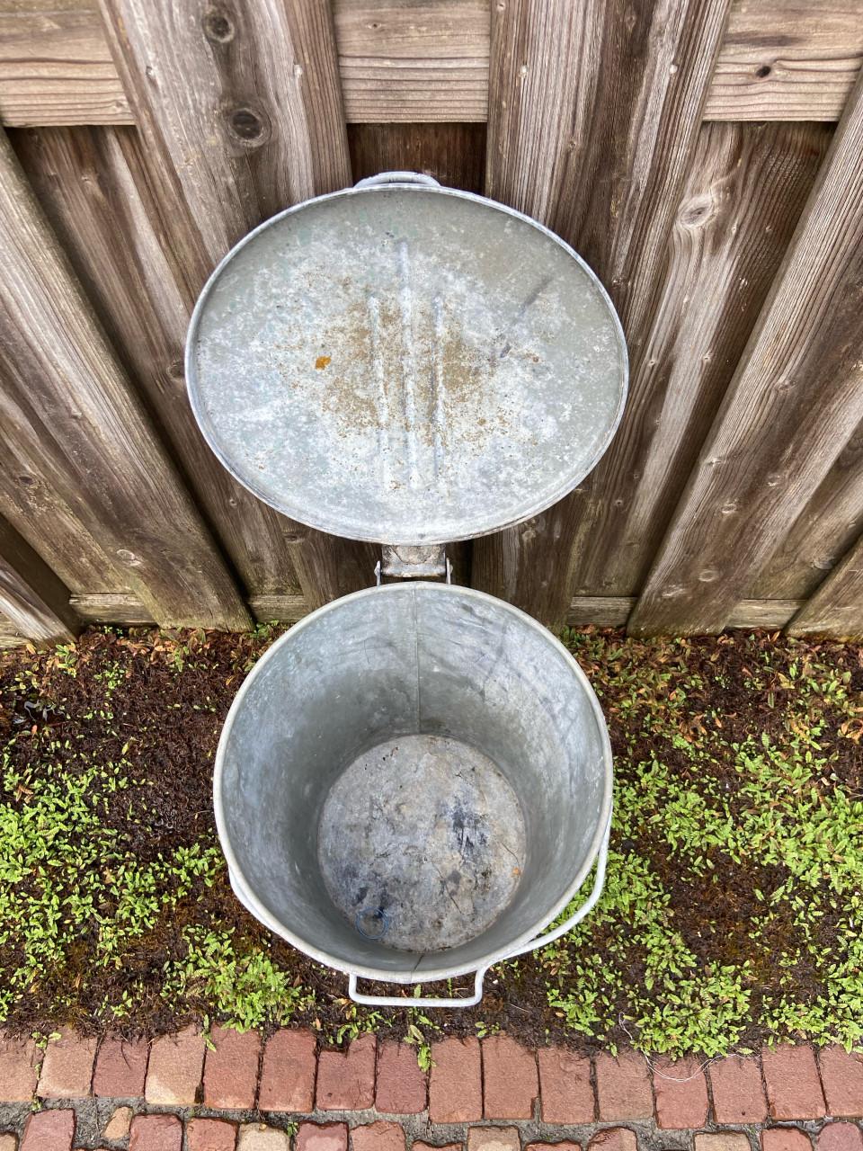 Vintage gegalvaniseerde metalen emmer met deksel