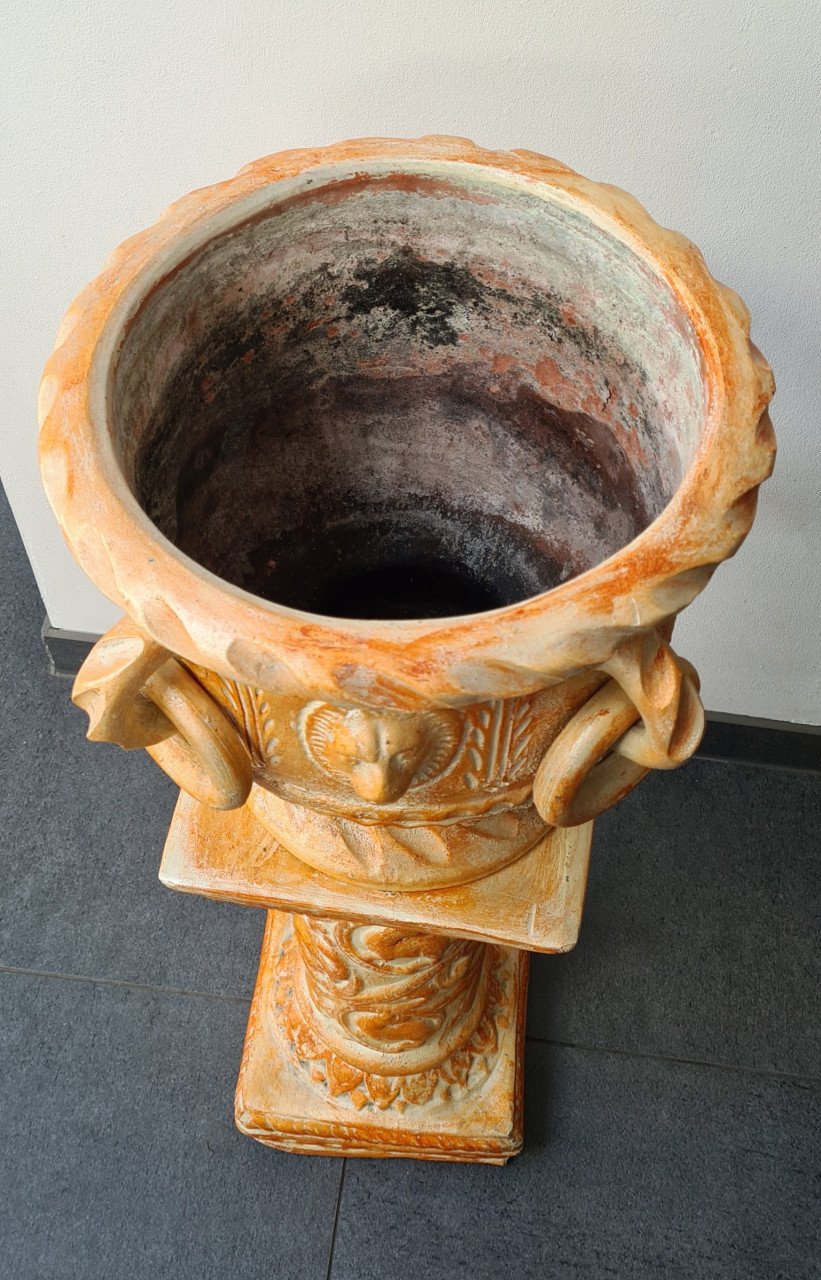 Antieke terrakleurige bloempot op zuil, 86 cm hoog