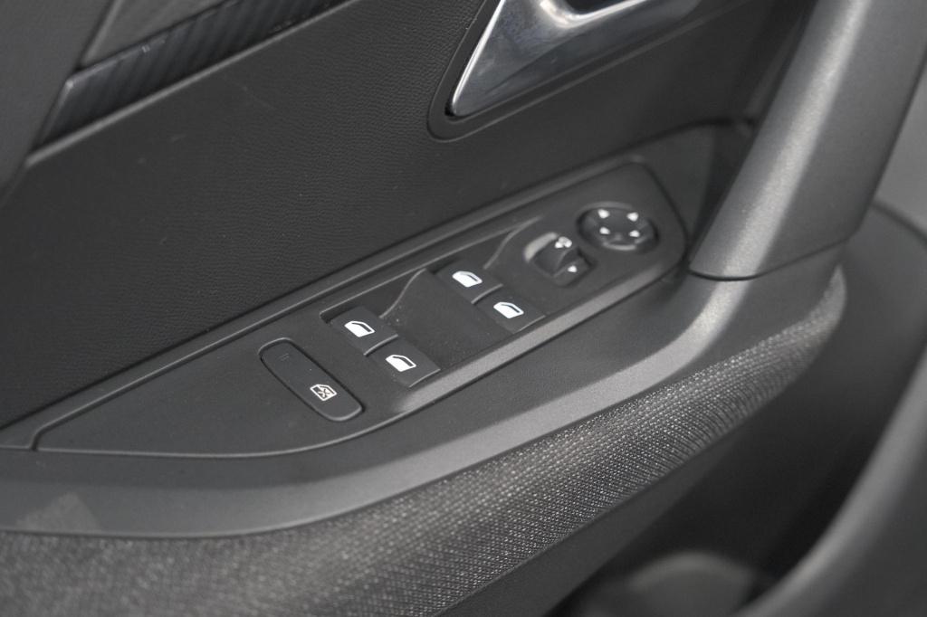 Peugeot 2008 1.2 hybrid 136 style | apple carplay | parkeersensoren | clima