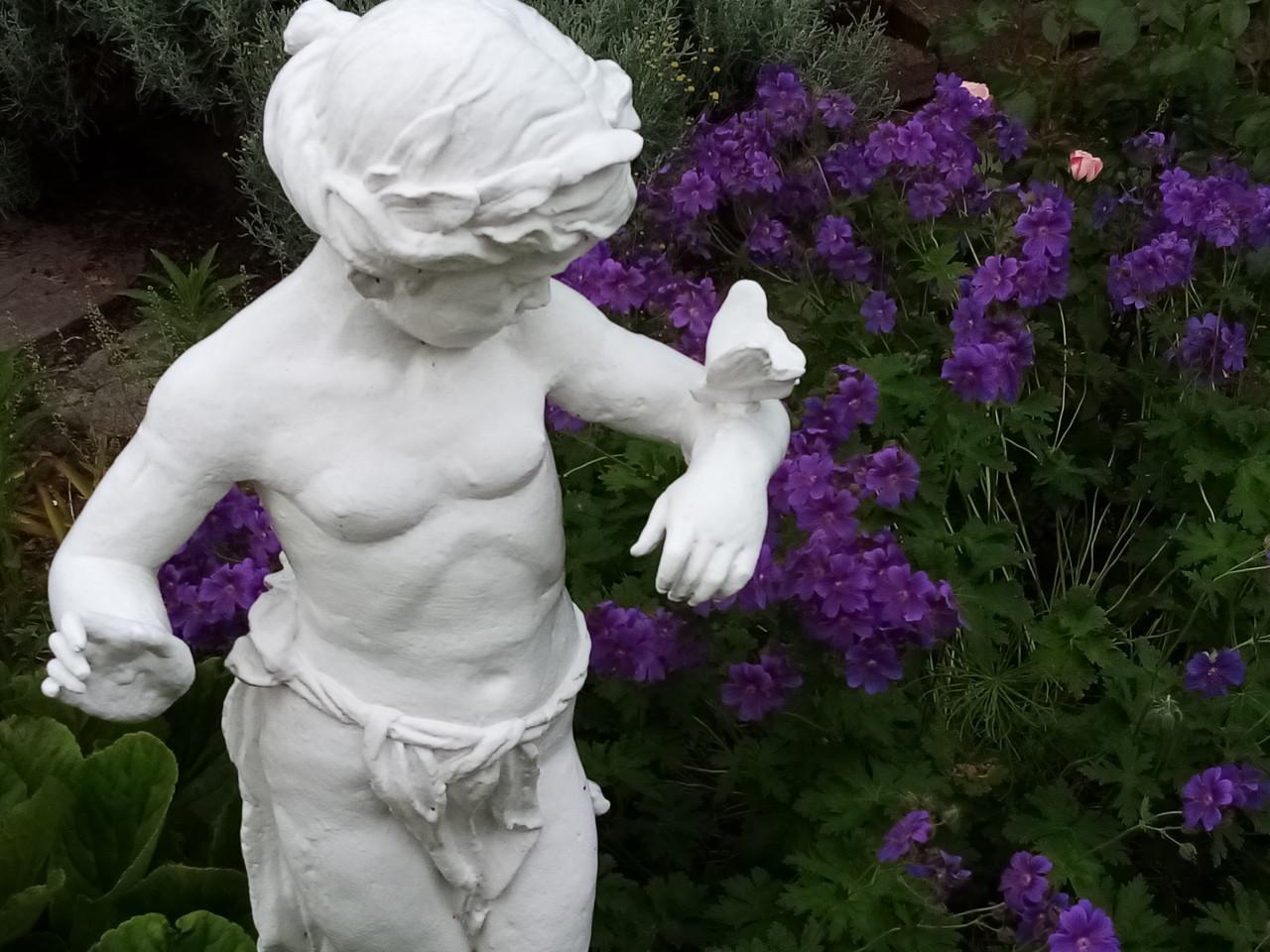 Prachtig tuinbeeld meisje met vlinder