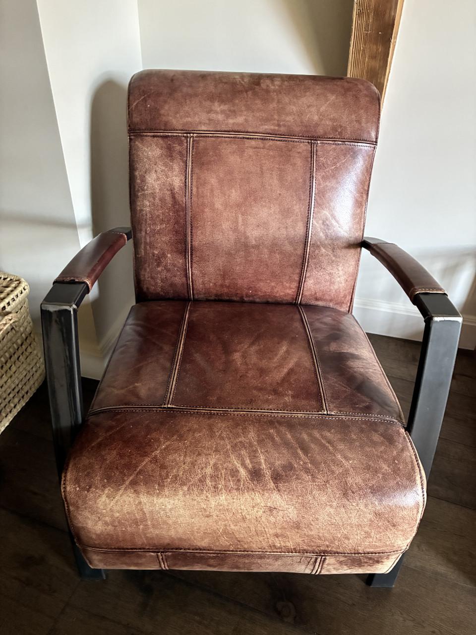 2 leren stoelen en een hocker