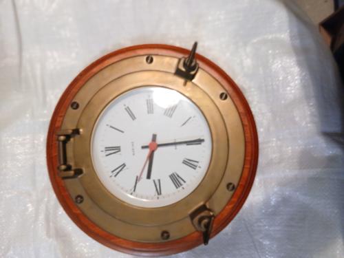 Patrijspoort met klok