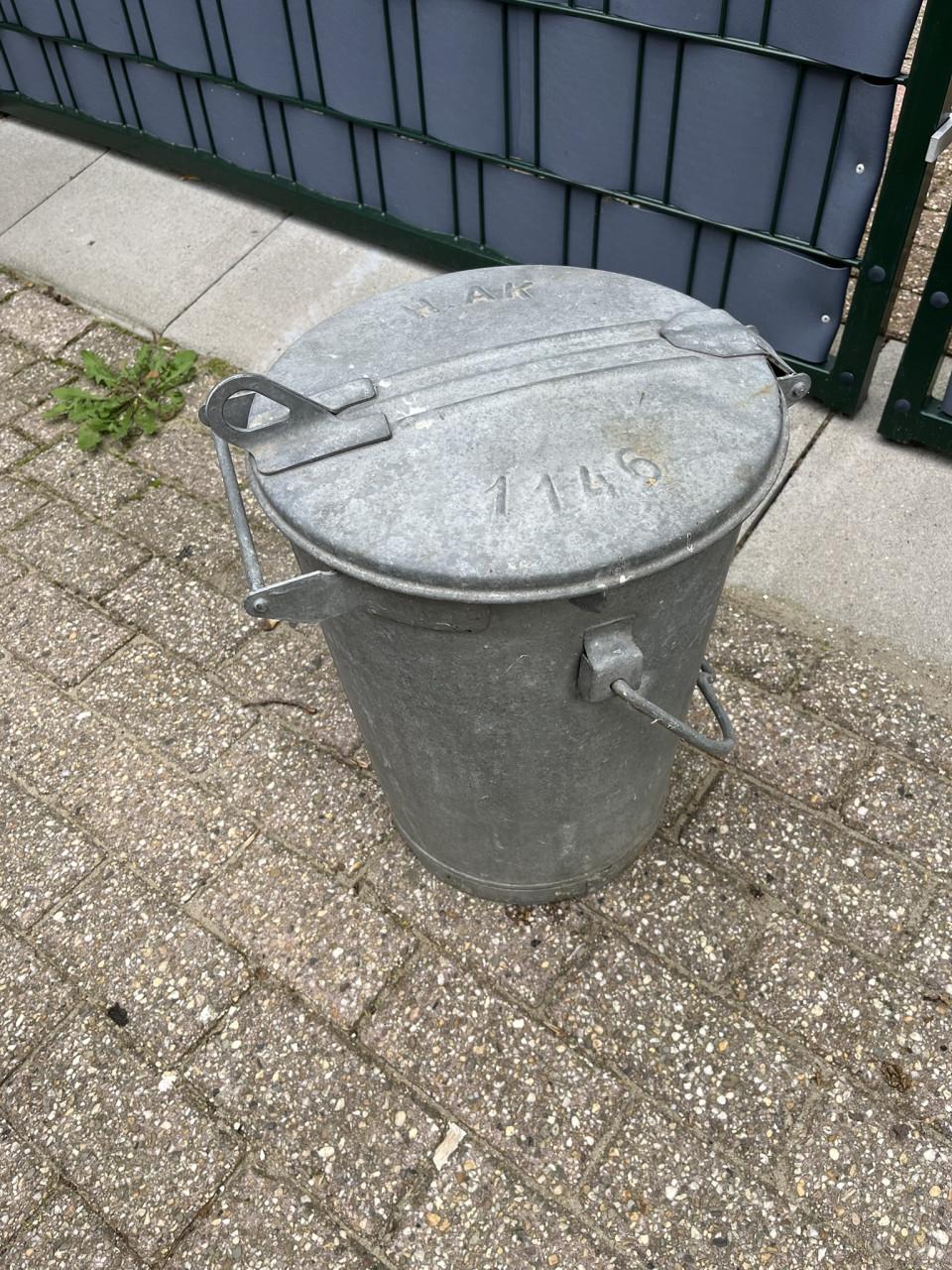 2 Vuilnisemmers staal verzinkt