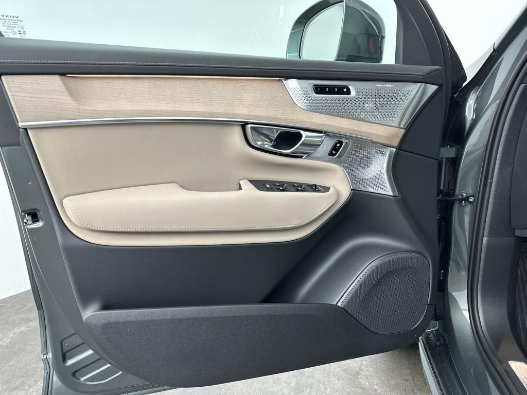 Volvo XC90 ultra bright recharge plug-in hybrid awd