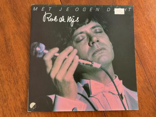 Rob de Nijs.     Titel: Met je ogen dicht.