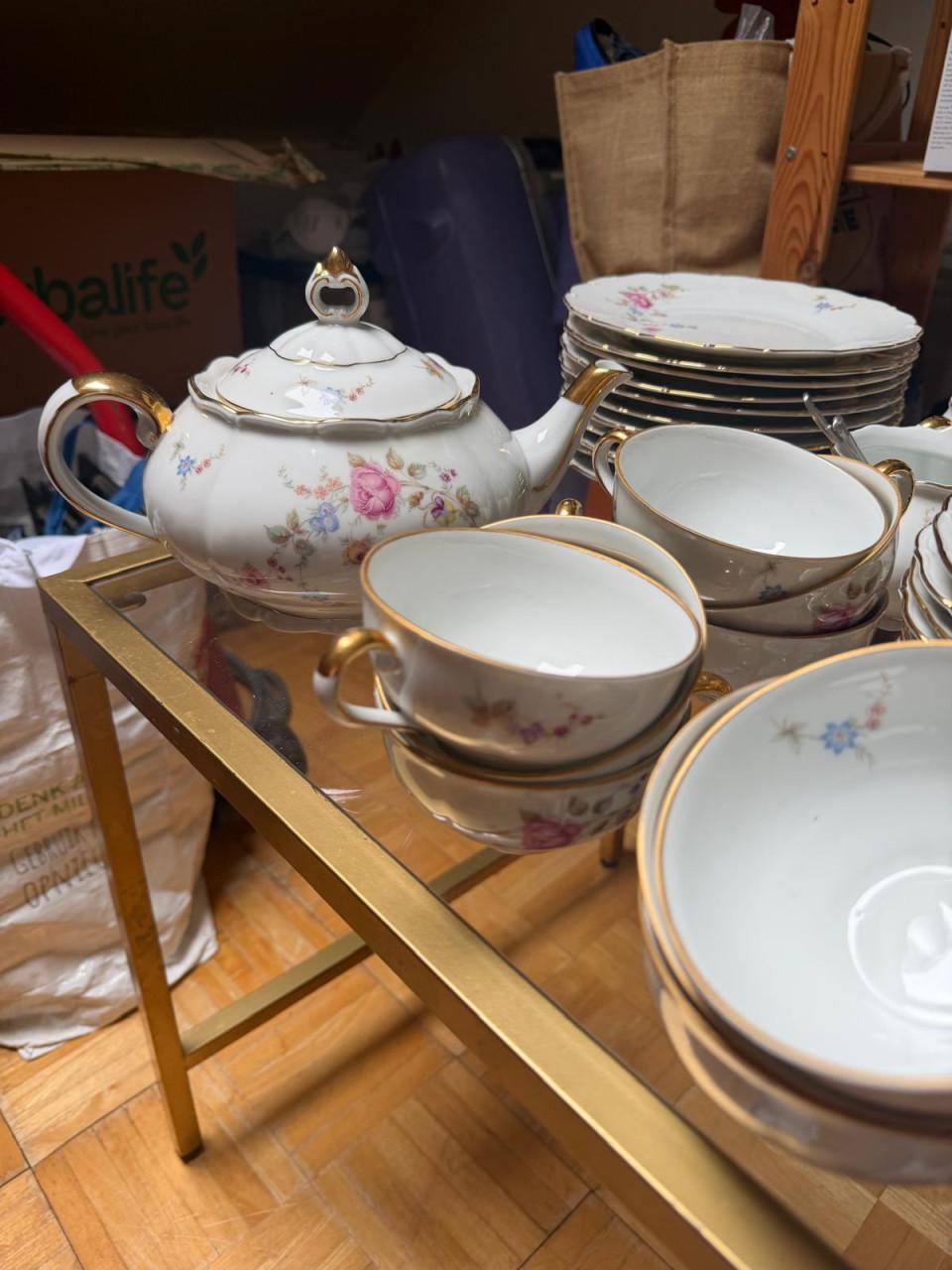 Compleet thee-, ontbijt- en dinerservies met bloemboeketjes