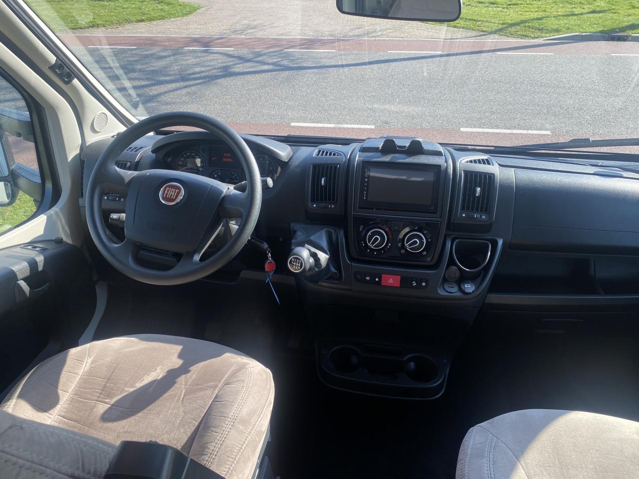 Elnagh T-Loft 450 - Prachtige 4 persoons half-integraal.