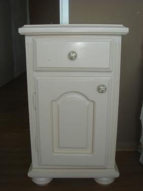 Te koop  Een degelijk zwaar houten nachtkastje